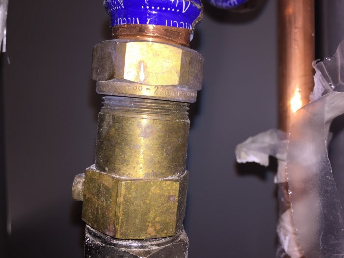 Mässingsklämringsmutter och rörkoppling monterade på rör med delvis synlig ventil.