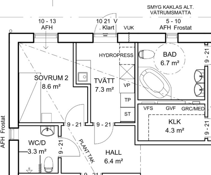 Ritning av husplan som visar tvättstuga, värmepump, avlopp och andra utrymmen i hemmet.