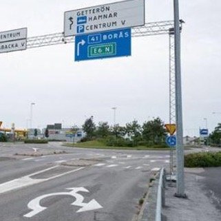 Vägskyltar vid Lassabacka rondellen i Varberg med riktningar mot Getinges, Hamn, och Borås.