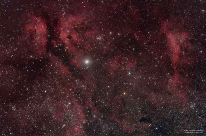 Astronomisk bild av IC1318, Gamma Cygni Nebula, med röda Ha-emissioner, tagna med en modifierad kamera.