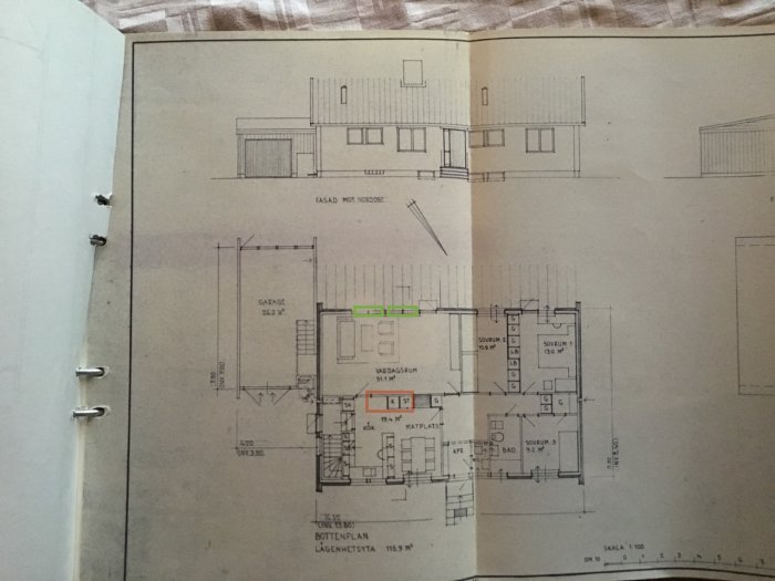 Planritning av ett hus med en markerad innervägg i orange som övervägs att tas bort.
