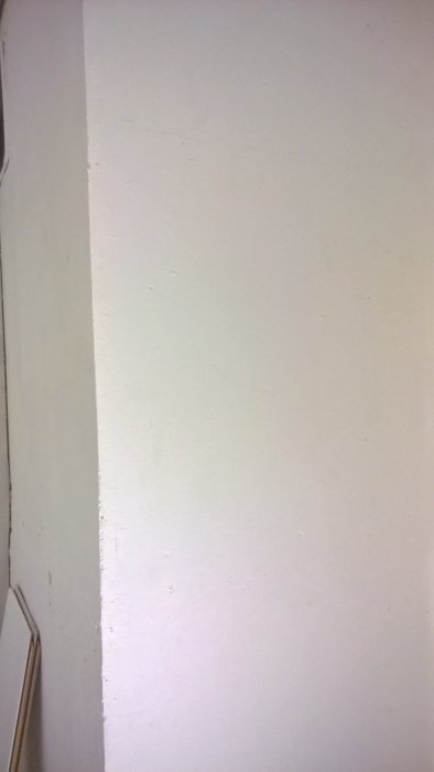 Vitmålad putsad murstock redo för dekoration med låtsastegel i ett köksrenoveringsprojekt.