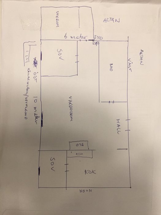 Handritad skiss av stugans planlösning med rumsmarkeringar och väderstrecksorientering.
