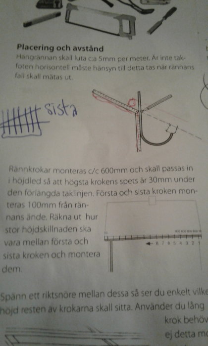Illustration av hängrenneslutning och montering av rännkrokar på en taklinje.