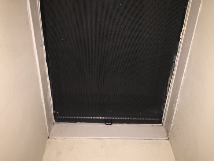 Närbild på skarven mellan takfönster och höjningen med synligt mörkt isoleringsmaterial och en glipa.