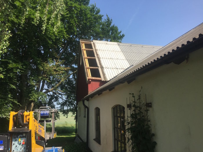 Renovering av gammal lada med nytt tak och utbyggda vindskivor, arbete utfört med skylift.