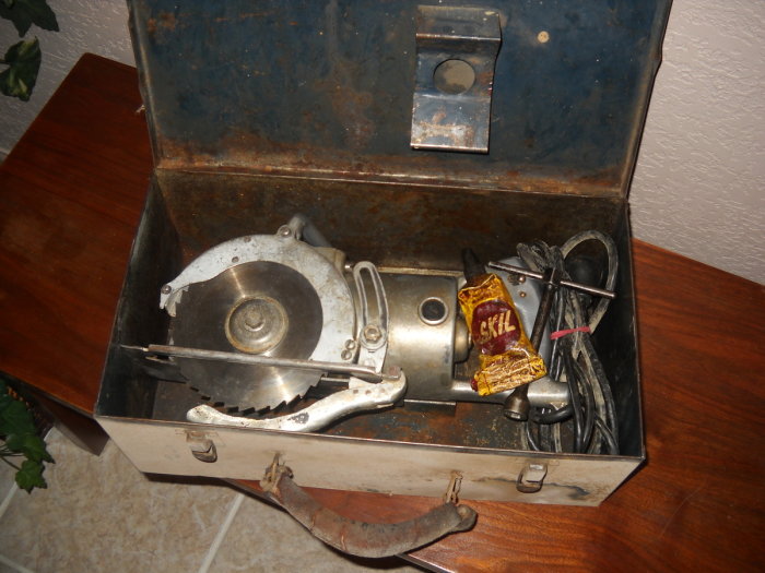 Gammal cirkelsåg Model 77 i metallbox med sladd och kolhållare, möjligen från Makita eller Black&Decker.
