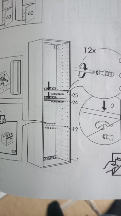 Instruktionsskiss av ett skåp med ett hyllplan och förborrade hål för fler, detaljbilder för montering inkluderad.