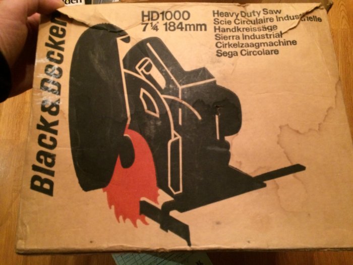 Sliten förpackning till Black & Decker cirkelsåg från 70-talet.