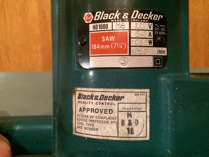 Gammal Black & Decker såg med tekniska specifikationsetiketter, Englandstillverkad, från 70-talet.