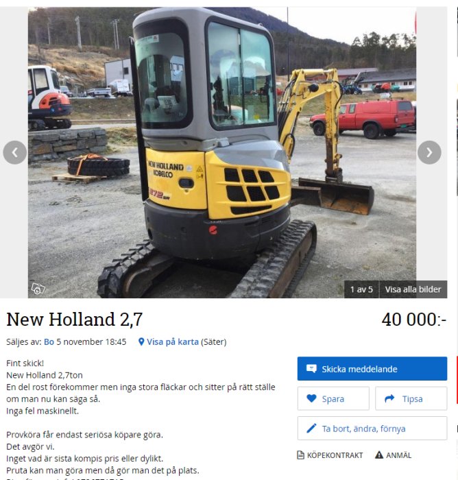 Gul och svart New Holland minigrävare parkerad utomhus med öppen utsikt i bakgrunden.