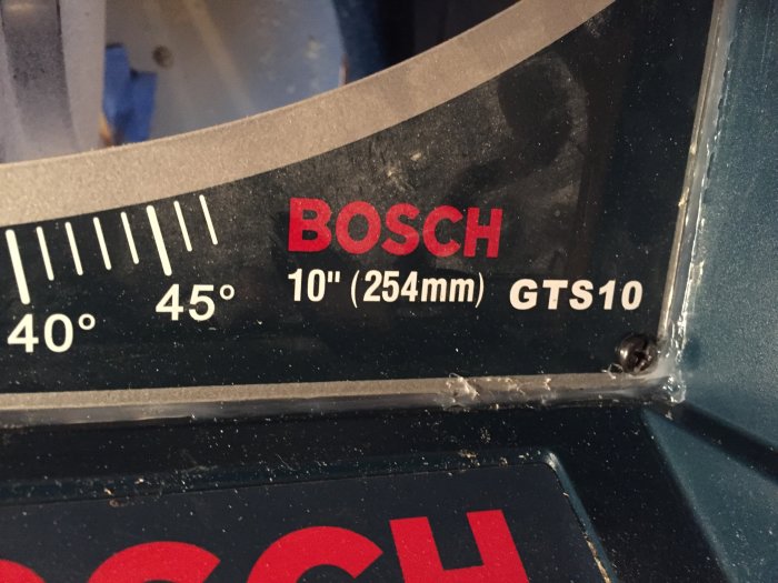 Närbild på en BOSCH GTS10 såg med vinkelmärkningar och tydligt användarspår.