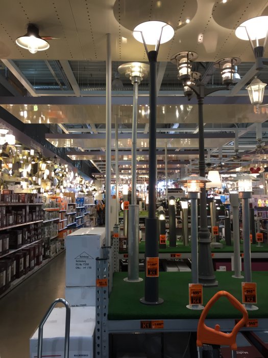 Utbud av utomhuslampor på display i en Hornbach-butik med olika stilar och priser.