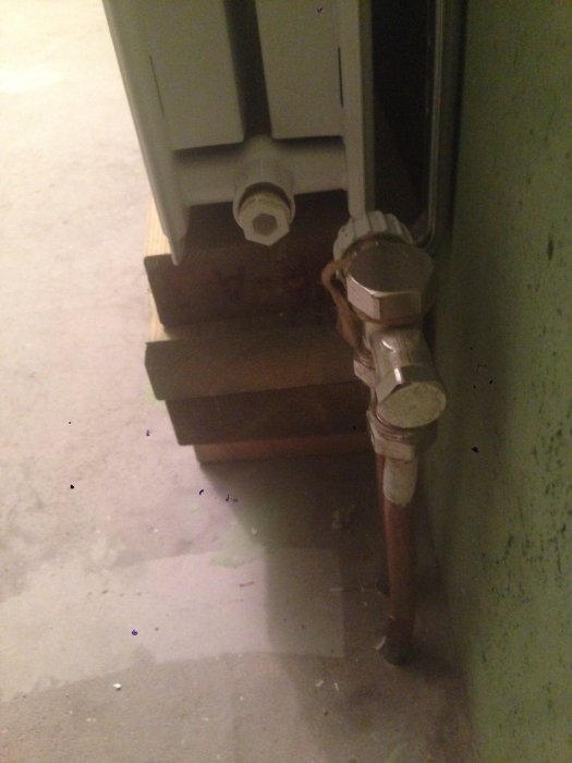 Radiator med röranslutning och koppling nära vägg med litet avstånd på ca 50mm.