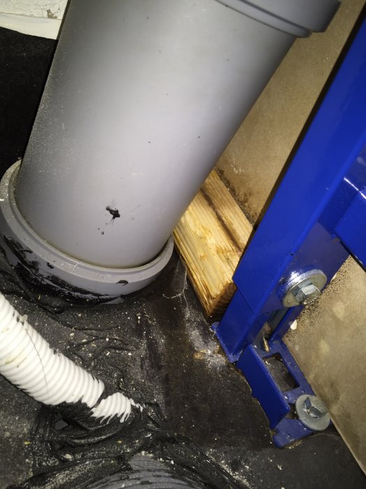 Ventilationsrör med misstänkt vattenläckage vid muffen och tecken på svartmögel nära gipsskiva.