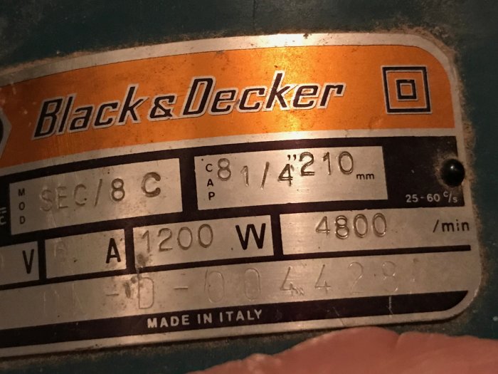 Typskylt på Black & Decker SEC/8 C-maskin med tekniska specifikationer, fotograferad närbild.