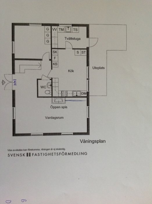 Ritning av en våningsplanslösning för en bostad med markerad toalett och dusch, kök, vardagsrum och tvättstuga.