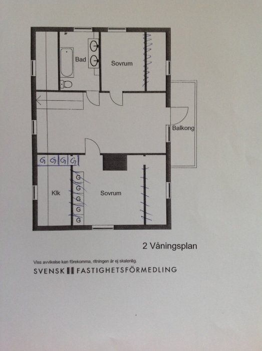 Ritning av en våningsplan för en fastighet, inkluderar badrum, sovrum och balkong.