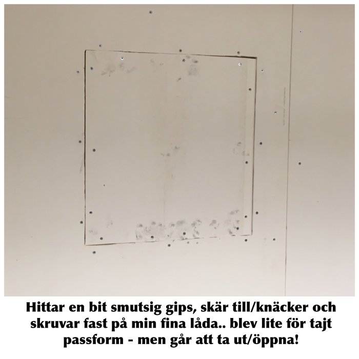 Ett hål i en garagevägg förberett för installation av en tavelliknande ram eller spegel.