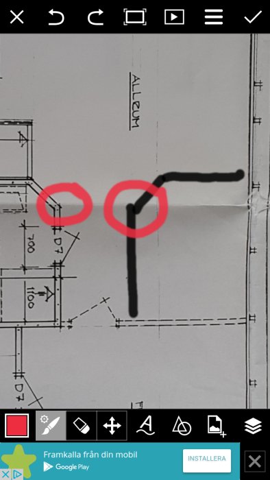 Ritning av en väggkonstruktion med utmarkerade vinkelreglar och måttangivelser.