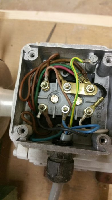 Elektrisk anslutning med flera kablar kopplade till ett nollspänningsskydd i en elektrisk låda.