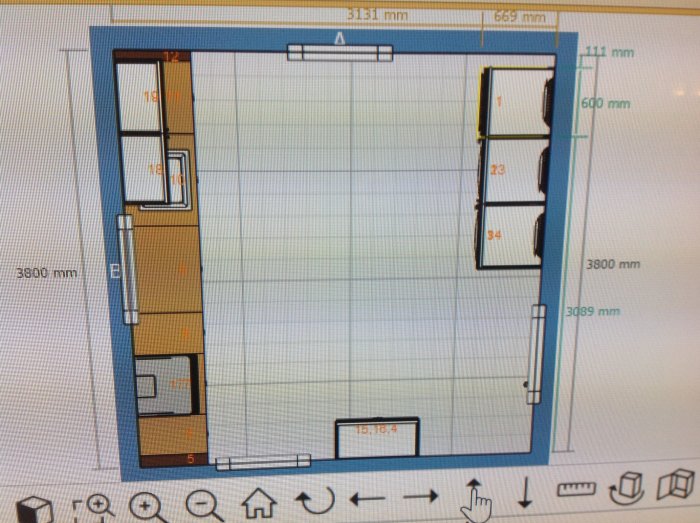 Planritning av en byggnad visande mått och layout av rum och möbler.