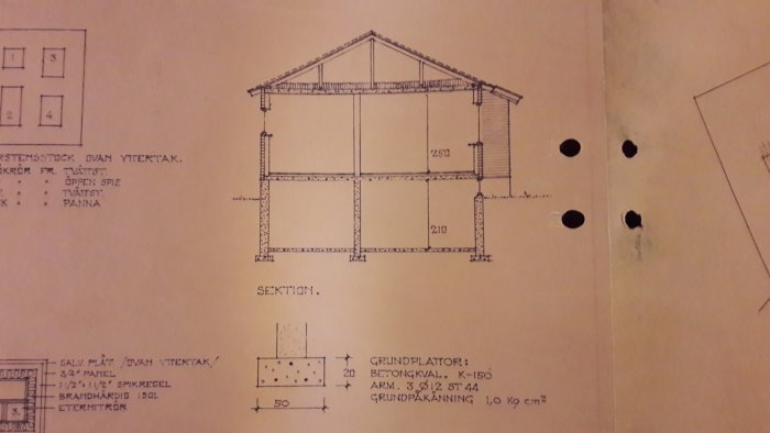 Arkitektritning av ett hus med sektionsskiss, grundplatta och måttangivelser.