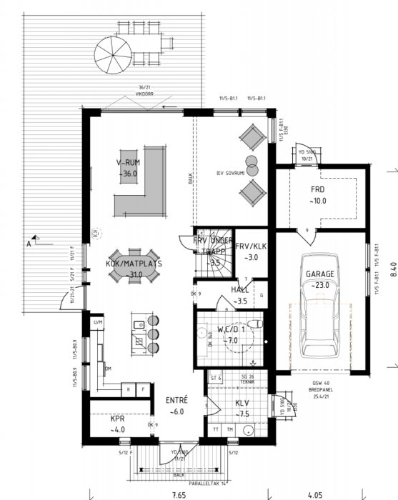 Planritning av ett hus med markering av kök, matplats, hall, toalett och garage med måttangivelser.