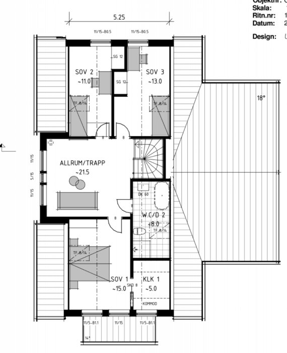 Planritning av nedre plan i ett hus med vardagsrum, kök, toalett och tre sovrum, samt trappa till övervåning.