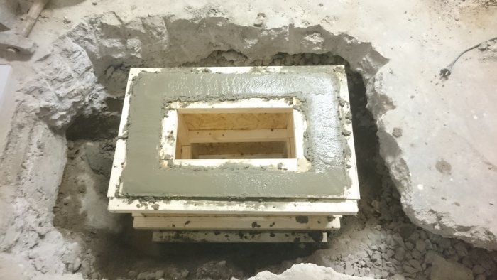 Betongform för gjutning i grop med synlig lera och ojämn yta.