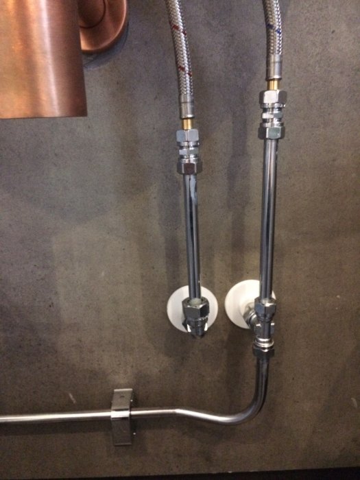 Installation av pexslang i skyddsrör med manchetter vid vägggenomföring.