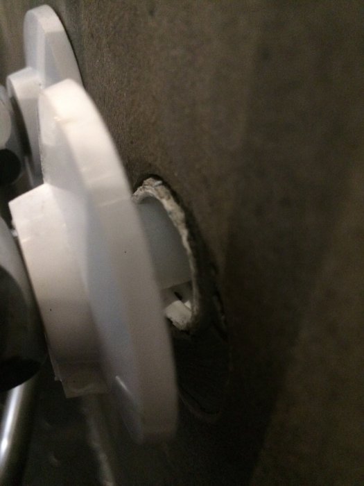 Pexslang i skyddsrör genom vägg med synlig manchett-installation.