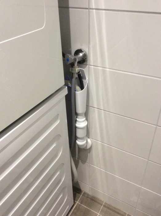 Installation av 15mm pex-rör och 50mm avloppsrör vid vägg för tvättmaskin, utan genomföring i golv.