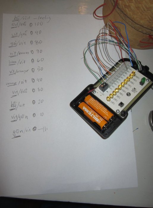 Nivågivare med kopplingsschema och flerfärgade kablar monterade, två batterier installerade.