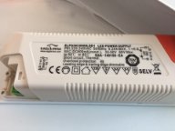 Elektronisk leddriver för 3W LED-lampor med informationsetikett och anslutningsterminaler.