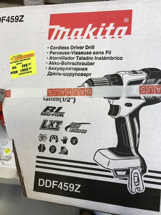 Makita sladdlös borrskruvdragare förpackning med rabattetikett, 598.50 SEK från 1995 SEK, på en hylla.