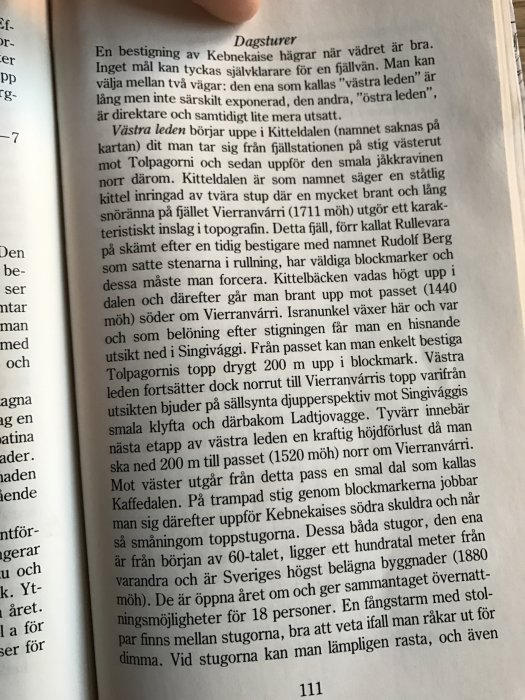 Sida från boken "På fjälltur" som behandlar bestigning av Kebnekaise och olika vandringsleder, med tydlig text och synlig sidnummer 111.