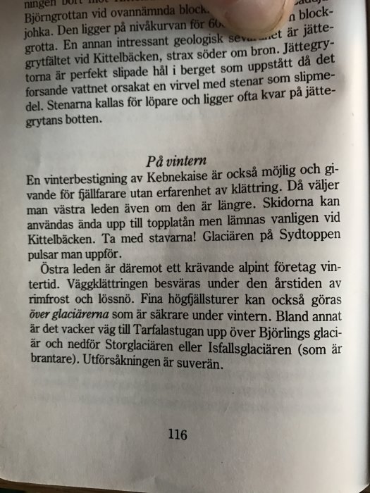 Sidan från en bok med texten om vinterbestigning av Kebnekaise och turbeskrivning, vikt i övre högra hörnet.