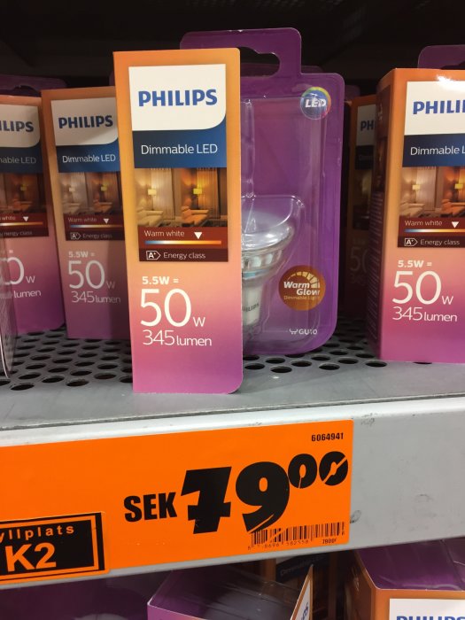 Philips dimbara LED-lampor med varmt vitt ljus och energiklass A, pris SEK 79, på hyllan i butik.