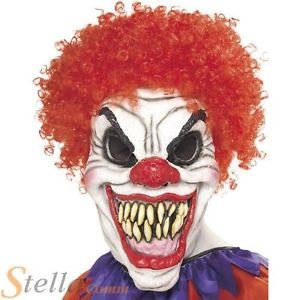 Rolig clownmask med rött hår och läskigt leende.