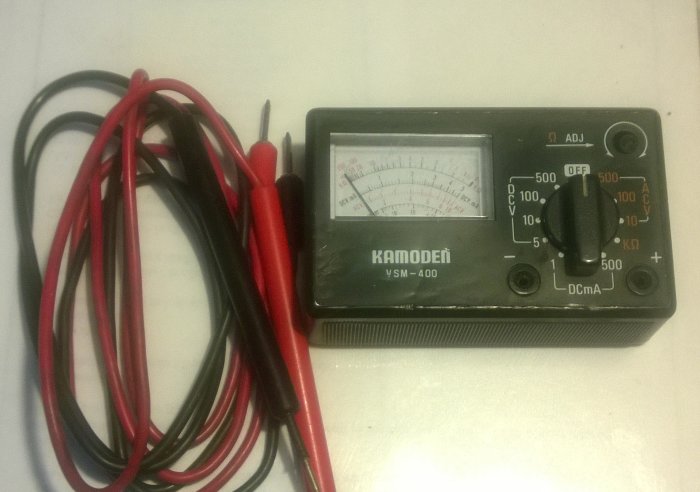 Analog multimeter av märket Kamoden VSM-400 med testledningar.