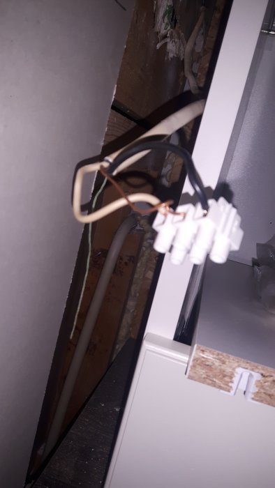 Installation av 4-vägs stickkontakt med osammanfogade kablar blå, svart och gulgrön.