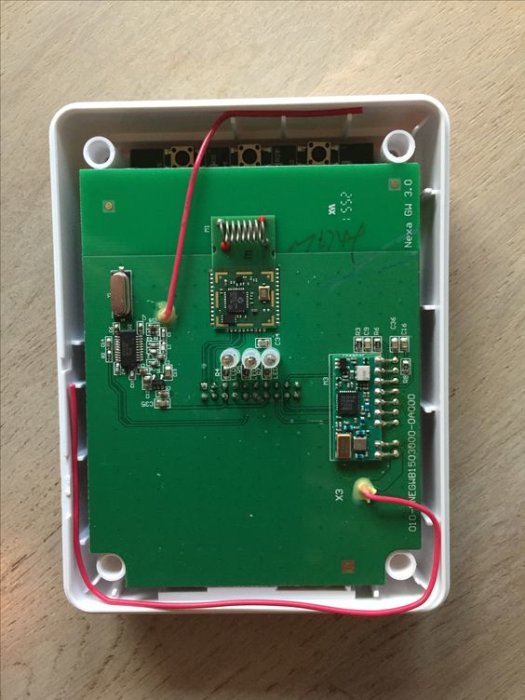 öppet elektronikskåp med kretskort och ledningar synligt monterat inuti.