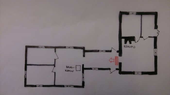 Handritad planritning av hus med tillbyggnad, markerad värmepumpsplacering och rumsnamn.