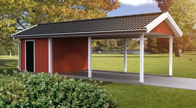 Rödmålad bod med svart tak, oisolerat betonggolv och öppen carport i grönskande omgivning.