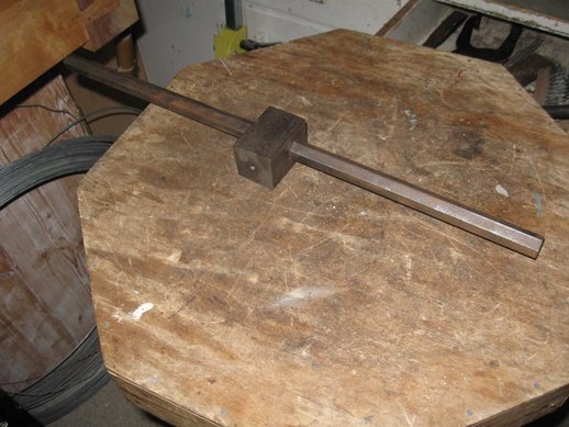 Metallstång med svetsad knut på en arbetsbänk, avsedd för en skjutbar arm på suvaskydd.
