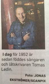 Leende man i skinnjacka, troligtvis artisten Tomas Ledin, i en tidningsartikel.