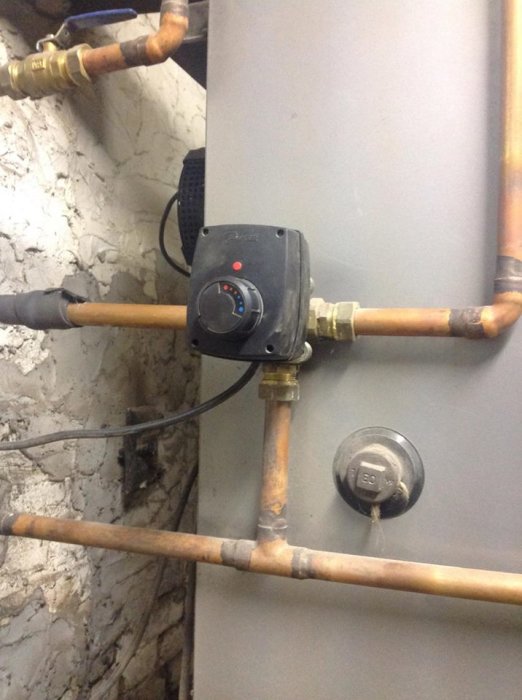 Vedpannas värmesystem med ackumulatortank, fläkt och kopparledningar, problem med uppvärmning.