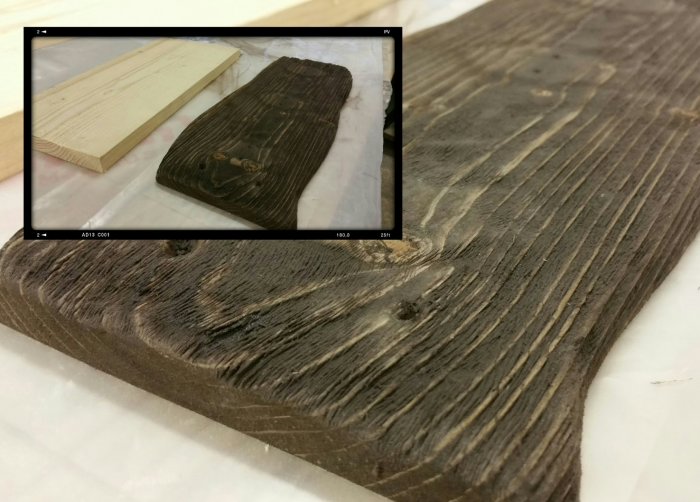 Snabbåldrat trä med "distressed" effekt, behandlat med stålborste och bets, intill ett obehandlat trästycke.