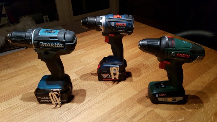 Tre borrskruvdragare uppställda för jämförelse; en Makita DDF 482, en Bosch Professional och en Bosch PSR 18 LI-2.